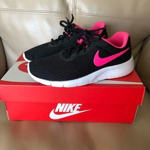 Girls New Nike’s size 3Y